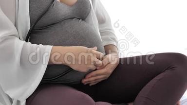 孕妇在<strong>家用</strong>听诊器检查腹部. 健康与<strong>医疗</strong>理念.. 新生儿和婴儿主题